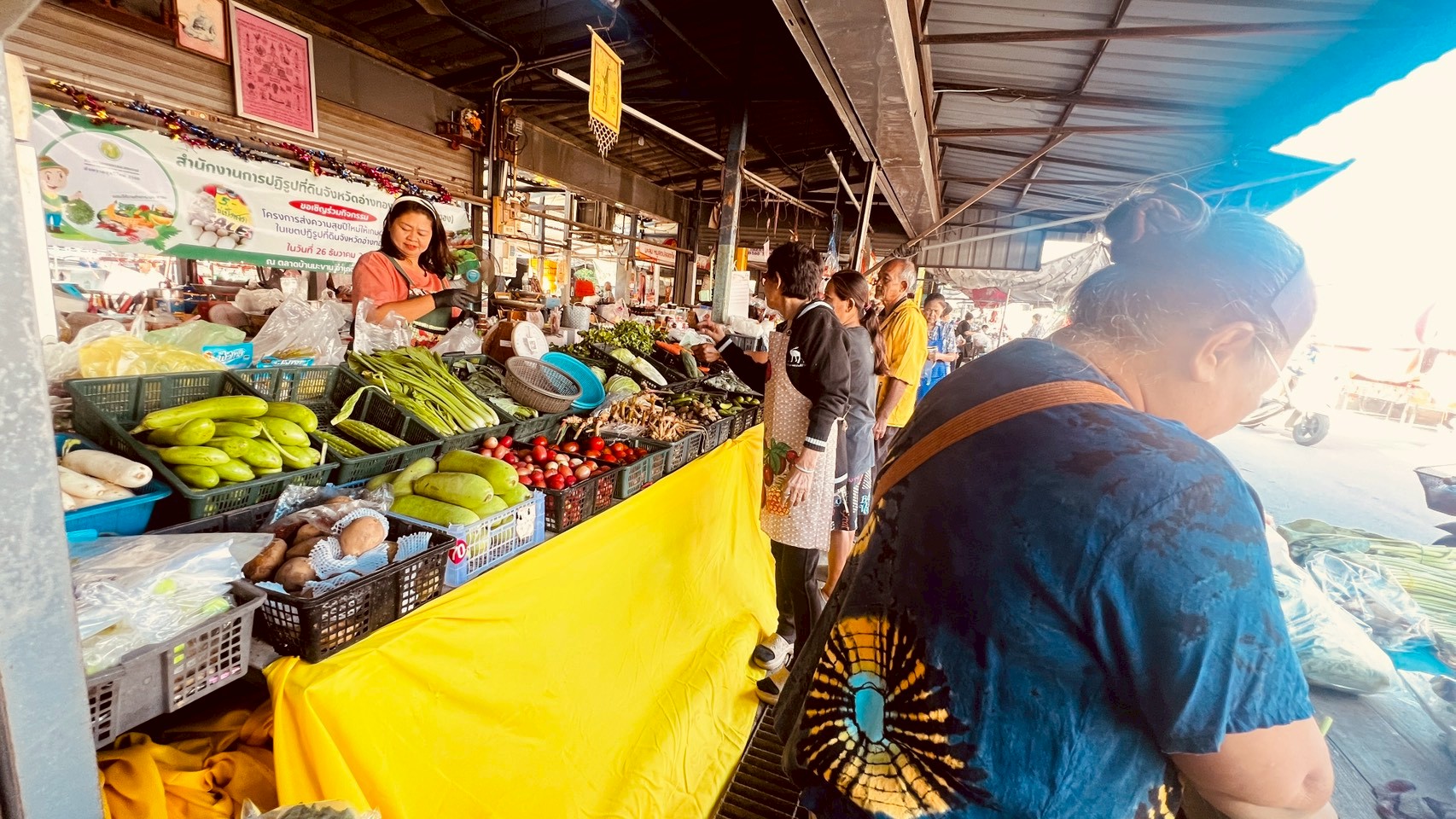 title -  ส.ป.ก.อ่างทอง จัดกิจกรรมโครงการส่งความสุขปีใหม่มอบให้เกษตรกรในเขตปฏิรูปที่ดินจังหวัดอ่างทอง กระทรวงเกษตรและสหกรณ์ ประจำปี พ.ศ. 2569  ณ ตลาดบ้านมะขาม ตำบลจรเข้ร้อง อำเภอไชโย จังหวัดอ่างทอง